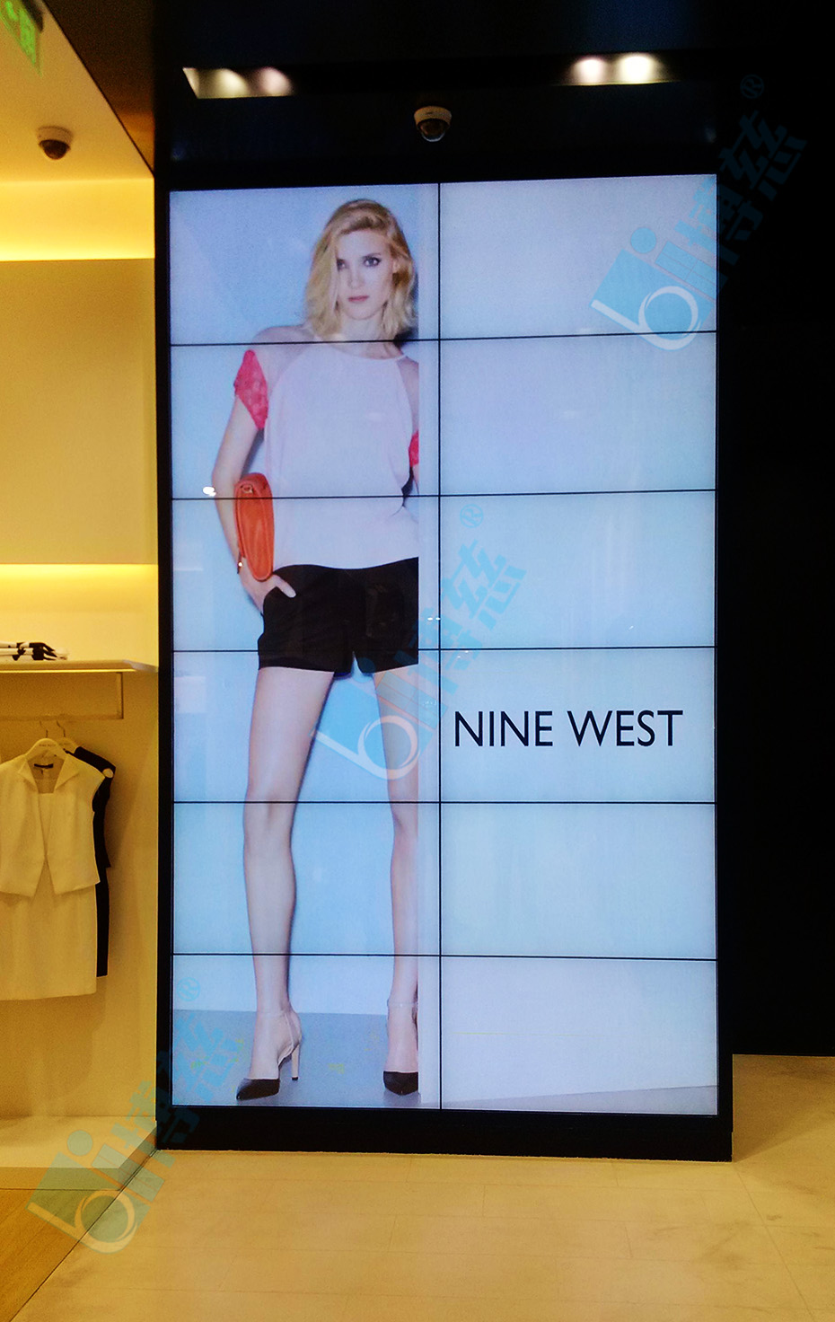 博慈为NINE WEST(玖熙)北京专卖店量身定制了一套6×2和一套4×1的落地式液晶拼接屏大屏幕展示系统。