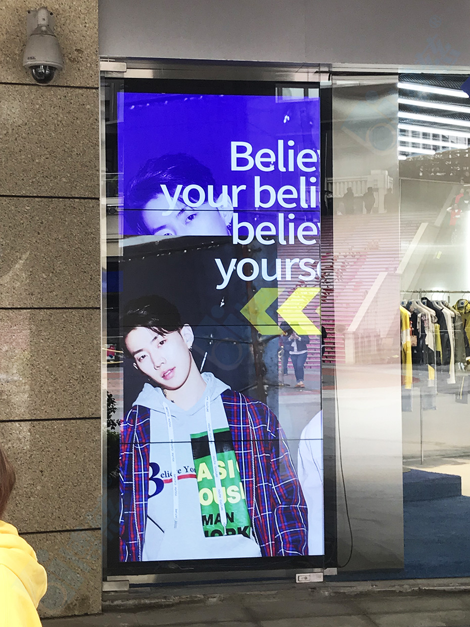 博慈根据上海长泰广场品牌服装店的实际需求与项目现场安装环境为其量身定制一套以博慈55寸3.5mm液晶拼接屏来打造的4×1拼接的多媒体互动展示系统平台。