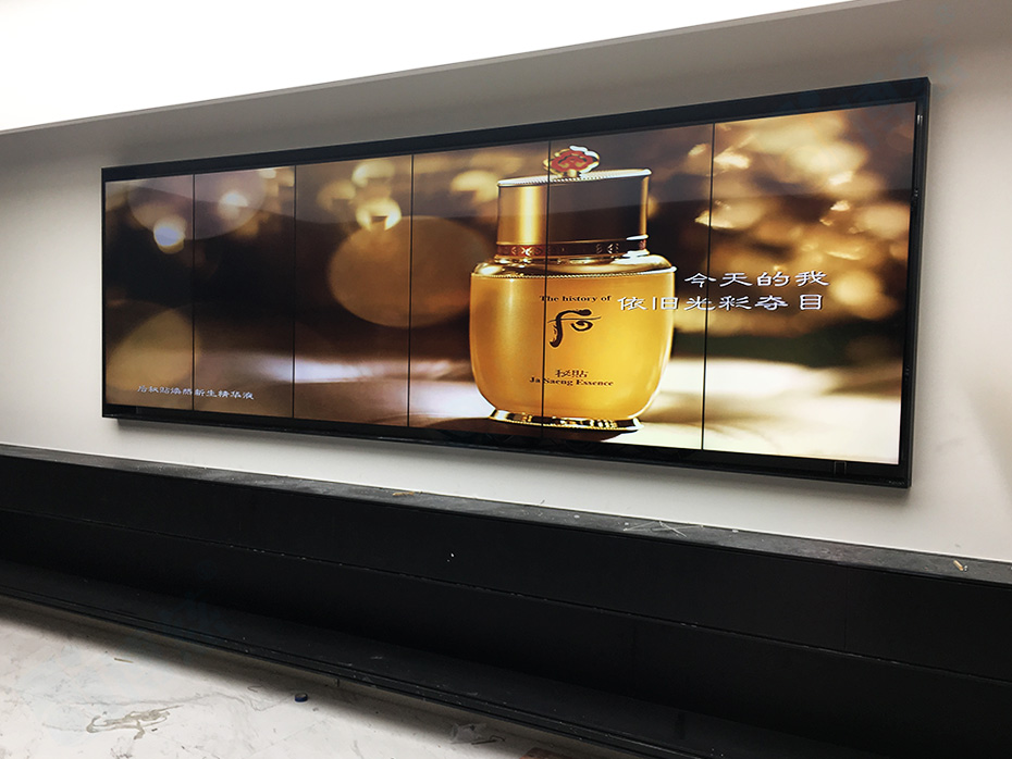博慈自主报关的LG3.5mm49寸液晶拼接屏为上海泰禾集团(CAC Group)量身定制了一套1×6竖屏拼接的多元化信息展示平台。