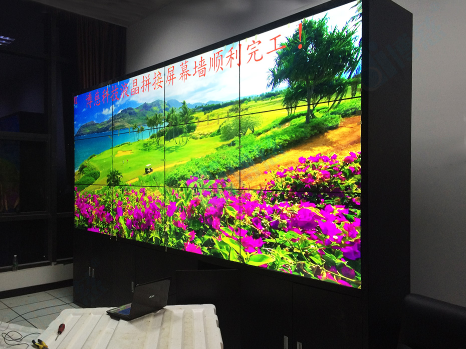 一套三星5.5mm46寸3×4拼接的落地机柜式液晶拼接大屏幕校园监控系统电视墙
