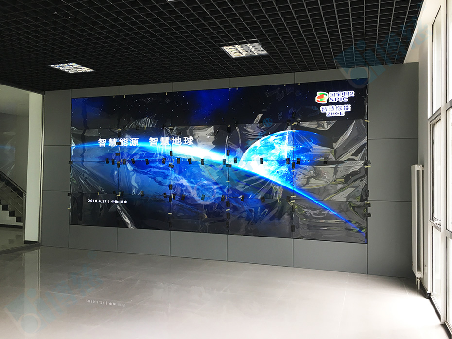 一套以三星3.5mm55寸液晶拼接屏单元打造4×5壁挂式拼接的大数据监控+交互式信息展示平台