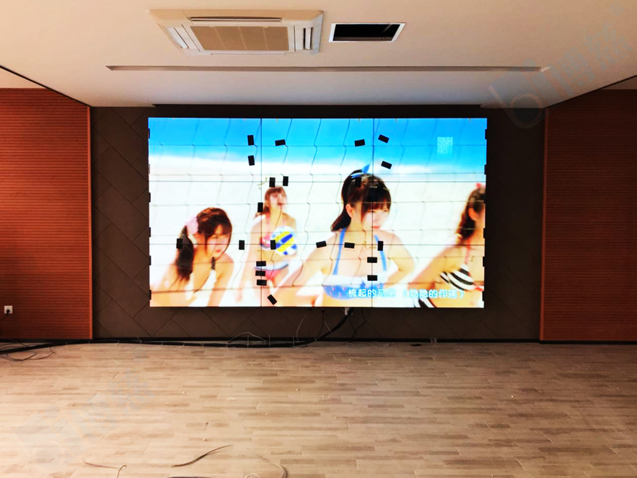 一套的3×3和侧面的2×2的拼接展示系统电视墙