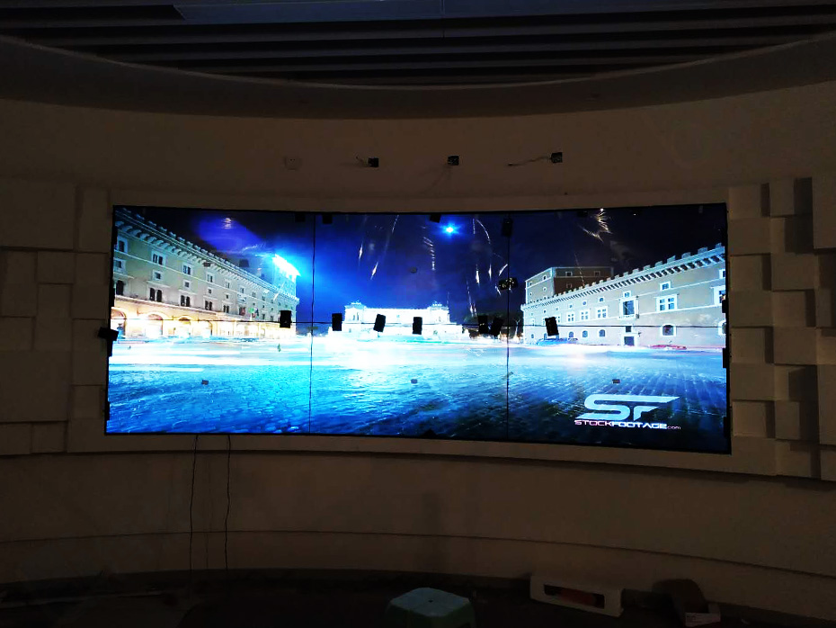 6台2×3(2行3列)的弧形拼接大数据展示设备