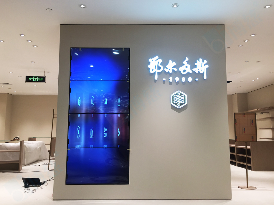 博慈采用4台自主报关的三星3.5mm46寸液晶拼接屏为其设计了一套4×1拼接的多功能品牌形象展示系统平台