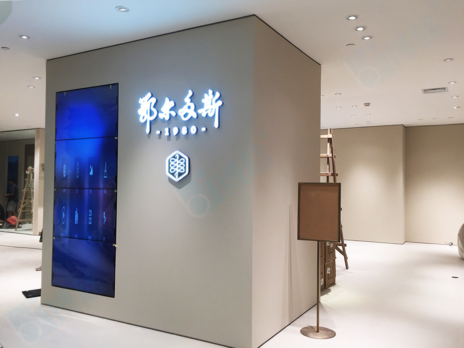 一套4×1拼接的多功能品牌形象展示系统平台