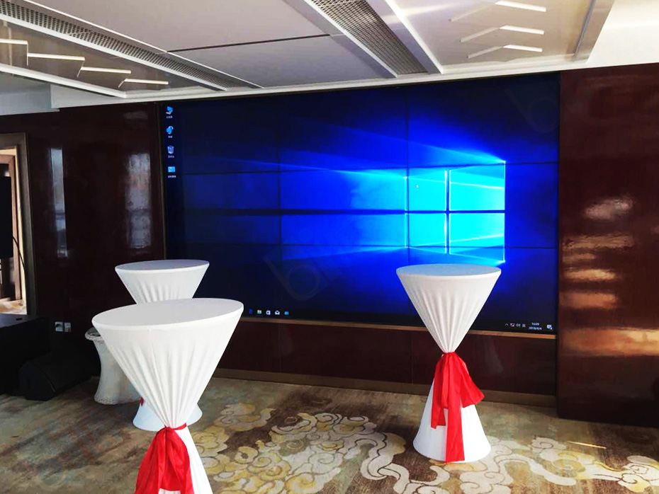 一套以9台3×3拼接的多功能音视频娱乐展示系统