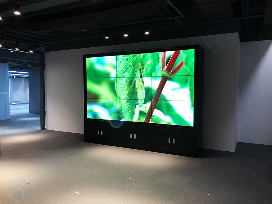 一套3×3落地机柜式拼接的智能化互动展示系统平台