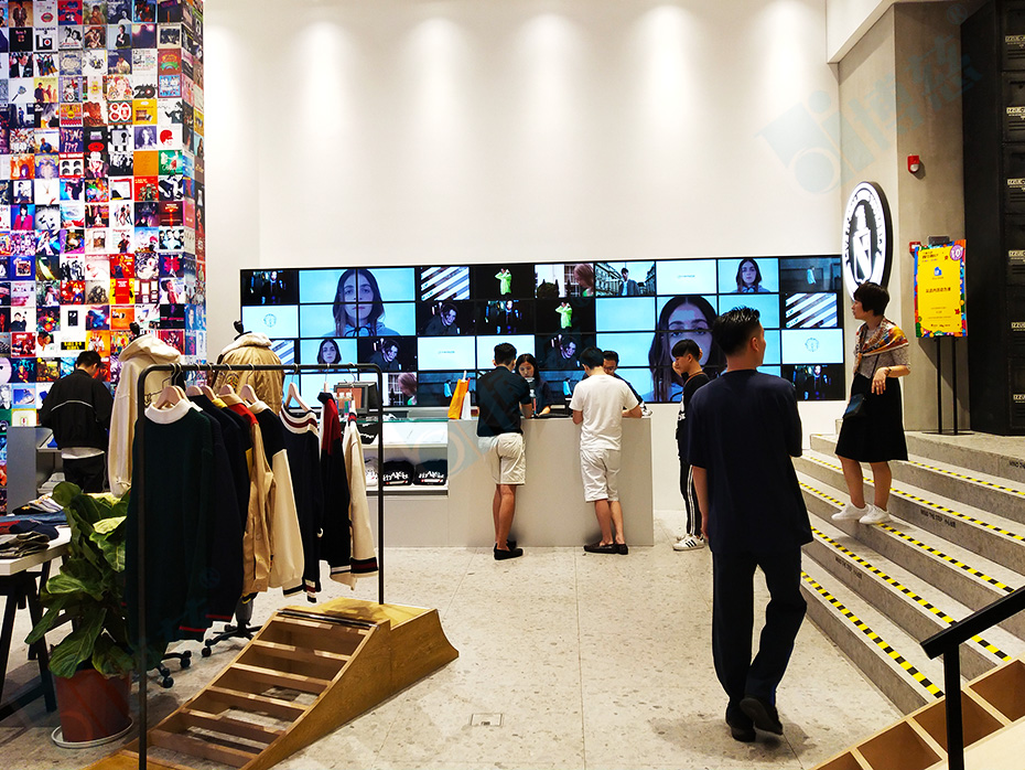 深圳万象天地的I.T时尚集团前台背景展示系统平台是采用40台27寸博慈定制版液晶屏以4×10拼接而成