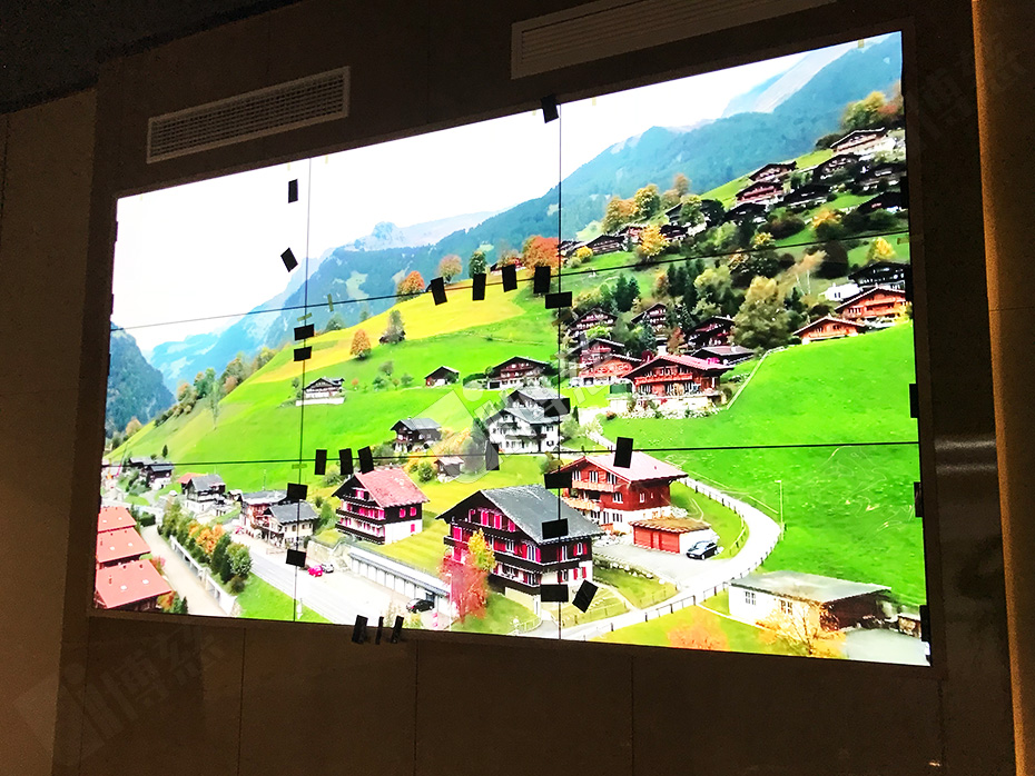 美兆建康医疗体检中心服务台正对面则采用9台三星3.5mm46寸液晶拼接屏与2台博慈独有的音箱系统为美兆建康医疗体检中心打造一套3×3拼接的多功能音视频综合管理展示系统平台