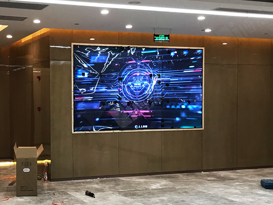 博慈为美兆建康医疗体检中心服务台旁采用9台三星3.5mm55寸液晶拼接屏打造一套3×3拼接的多媒体迎宾展示系统平台