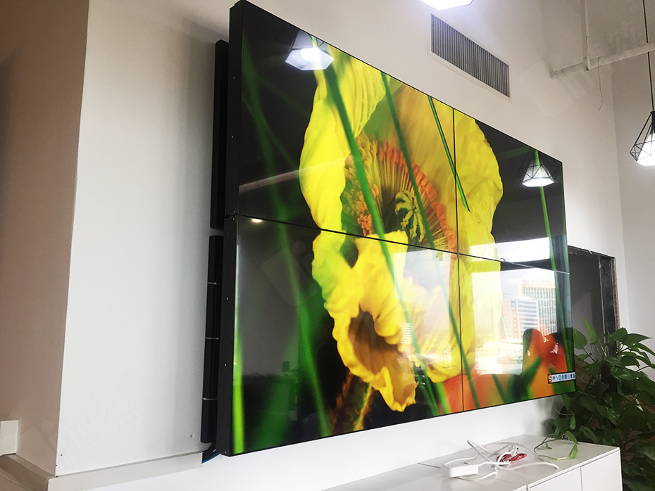 上海网络科技股份有限公司的门槛映入眼帘的是一套以4台LG3.5mm49寸液晶拼接屏打造的2×2拼接多功能动态展示系统平台