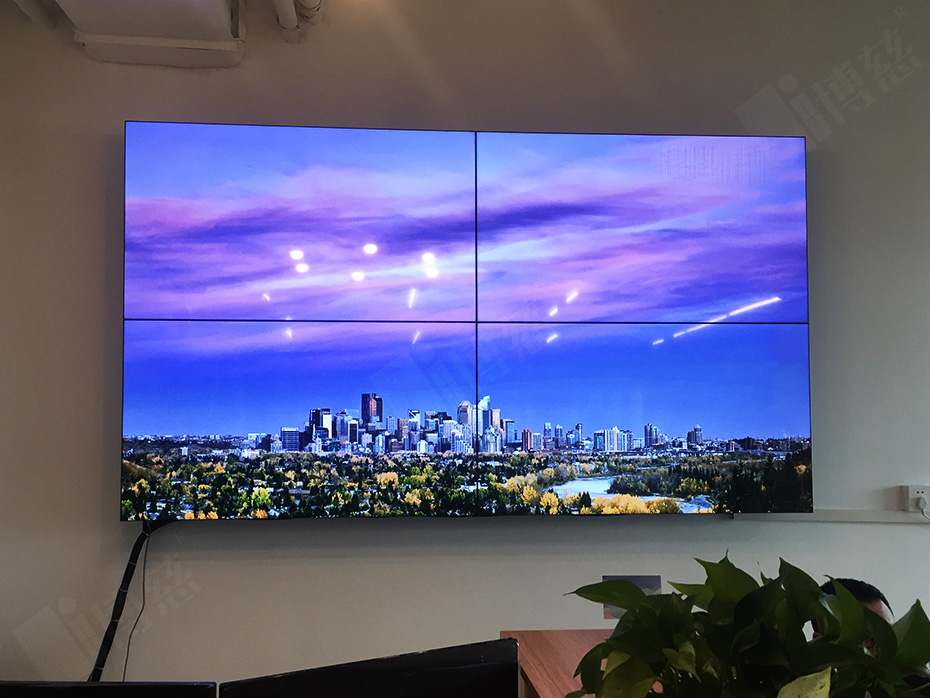 侧面的办公区域同样也是采用了4台LG3.5mm49寸液晶拼接屏以2×2拼接方式打造的一套动态工作分布的大数据展示系统平台